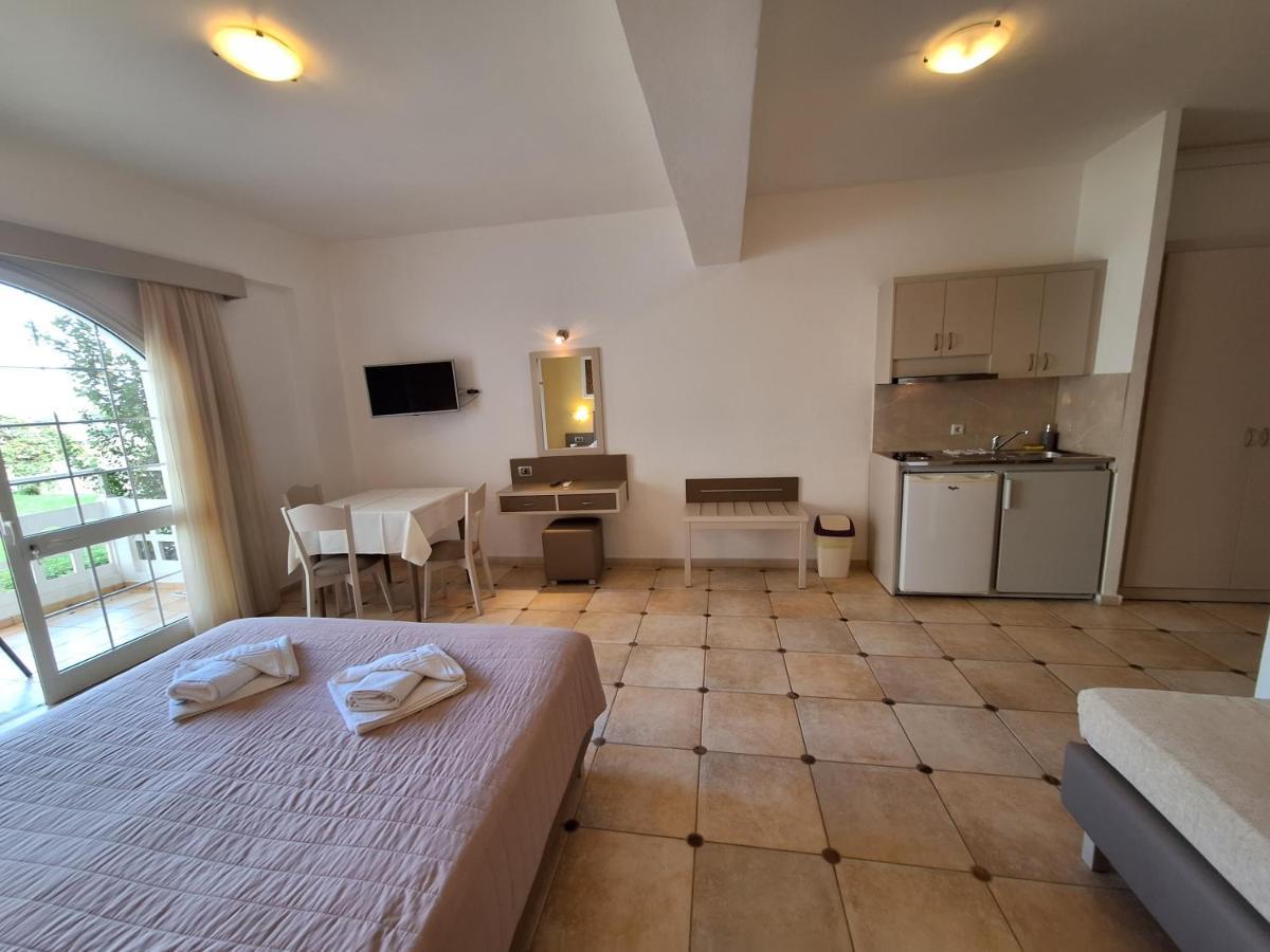 Perla Beach Agia Marina Buitenkant foto